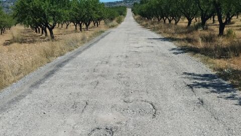 La carretera que da acceso a Casas de Juan Qu&iacute;lez se encuentra en una situaci&oacute;n precaria.