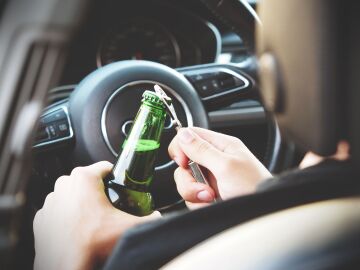 Tráfico intensifica los controles de alcohol y drogas al volante para prevenir una de las principales causas de siniestralidad Tráfico intensifica los controles de alcohol y drogas al volante para prevenir una de las principales causas de siniestralidad