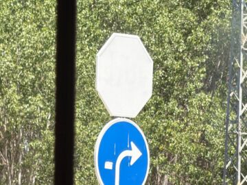 Conductores alertan del peligro de una señal de STOP ilegible en Benavente Conductores alertan del peligro de una señal de STOP ilegible en Benavente