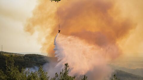 Helicóptero combatiendo un incendio forestal Helicóptero combatiendo un incendio forestal