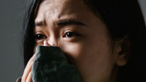 Primer plano de una mujer angustiada en interiores, mostrando ansiedad y estrés Primer plano de una mujer angustiada en interiores, mostrando ansiedad y estrés