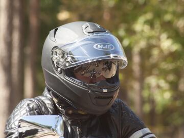 Adi&oacute;s a las chanclas en moto: la DGT obliga a llevar guantes y calzado cerrado desde octubre