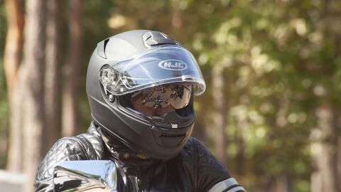Adiós a las chanclas en moto: la DGT obliga a llevar guantes y calzado cerrado desde octubre La DGT obliga a llevar guantes y calzado cerrado en la moto desde octubre