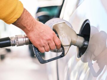 Las ventas de coches crecen casi un 12 % en agosto impulsadas por el auge de los modelos electrificados