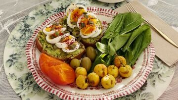 Esta es la dieta que muestra mayores beneficios metabólicos que la mediterránea en personas con obesidad y prediabetes