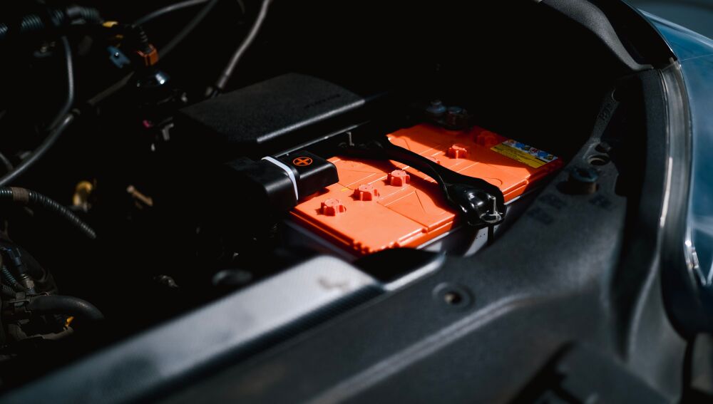 Vista detallada de la batería de un coche eléctrico dentro del compartimento del motor del vehículo, destacando la tecnología sostenible. Vista detallada de la batería de un coche eléctrico dentro del compartimento del motor del vehículo, destacando la tecnología sostenible.