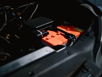 Vista detallada de la batería de un coche eléctrico dentro del compartimento del motor del vehículo, destacando la tecnología sostenible. Vista detallada de la batería de un coche eléctrico dentro del compartimento del motor del vehículo, destacando la tecnología sostenible.