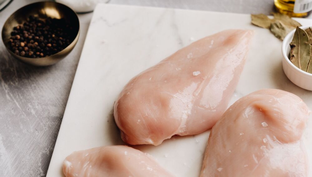 Pechugas de pollo frescas listas para cocinar. Pechugas de pollo frescas listas para cocinar.