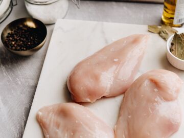 Pechugas de pollo frescas listas para cocinar.