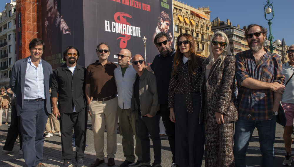El equipo de ‘El confidente’ revela la fecha de estreno de la película en una acción especial en el marco del Festival de San Sebastián, la ciudad en la que comienza esta historia El equipo de ‘El confidente’ revela la fecha de estreno de la película en una acción especial en el marco del Festival de San Sebastián, la ciudad en la que comienza esta historia