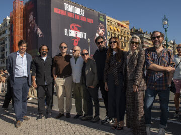 El equipo de &lsquo;El confidente&rsquo; revela la fecha de estreno de la pel&iacute;cula en una acci&oacute;n especial en el marco del Festival de San Sebasti&aacute;n, la ciudad en la que comienza esta historia