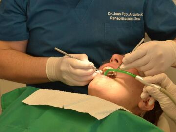 Enc&iacute;as inflamadas en el embarazo: por qu&eacute; ocurre y qu&eacute; recomiendan los dentistas para prevenirlo