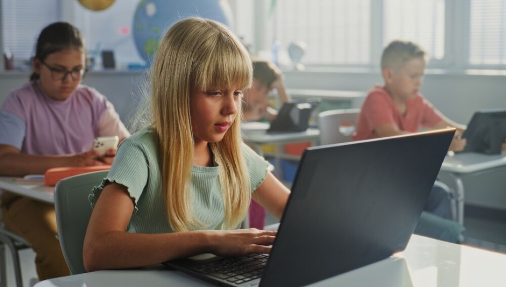 Acceso a la tecnología y hábitos de uso: las dos caras de la brecha digital en las aulas Acceso a la tecnología y hábitos de uso: las dos caras de la brecha digital en las aulas