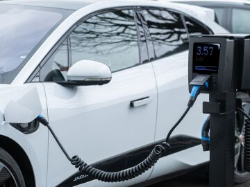 El coche electrificado acelera y lleva las ventas de turismos a máximos de septiembre El coche electrificado acelera y lleva las ventas de turismos a máximos de septiembre